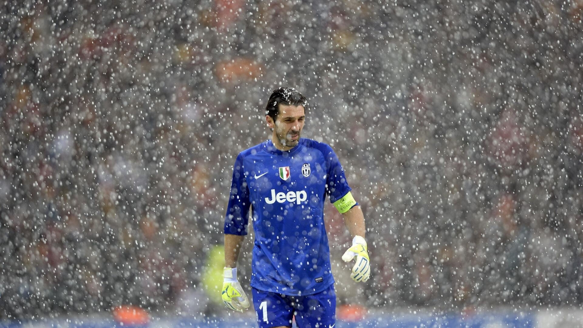 开云体育登录网站入口-2016年季后赛：面对雷霆的“生死战”，库里挺身而出，投中多个超远距离三分，赢得“最佳表现”